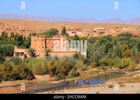 Marokko, Ouarzazate, das Dades-Tal, auch bekannt als Tal der Rosen in der Nähe von Skoura - restaurierte Kasbah mit Blick auf den Dades-Fluss. Stockfoto