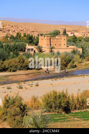 Marokko, Ouarzazate, das Dades-Tal, auch bekannt als Tal der Rosen in der Nähe von Skoura - restaurierte Kasbah mit Blick auf den Dades-Fluss. Stockfoto