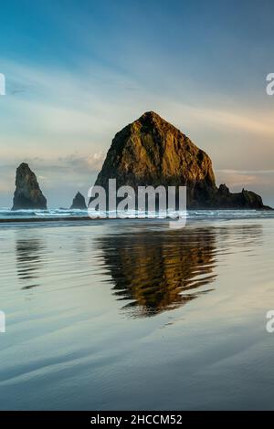 Haystack Rock wider auf Wasser und Wellen, Cannon Beach, Oregon USA Stockfoto