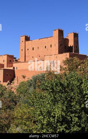 Marokko, Ouarzazate, das Dades-Tal, auch bekannt als Tal der Rosen in der Nähe von Skoura - restaurierte Kasbah mit Blick auf den Dades-Fluss. Stockfoto