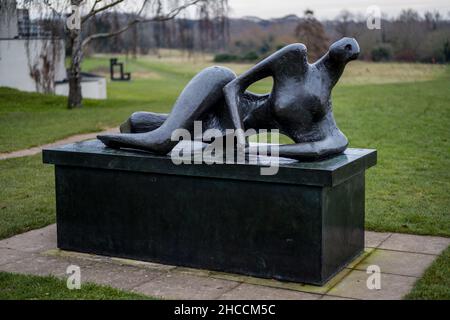 Liegende Figur 1956 von Henry Moore im Sainsbury Center Norwich UK - gegossen 1961 Bronze Stockfoto