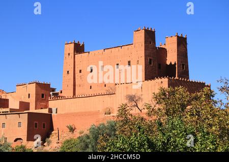 Marokko, Ouarzazate, das Dades-Tal, auch bekannt als Tal der Rosen in der Nähe von Skoura - restaurierte Kasbah mit Blick auf den Dades-Fluss. Stockfoto