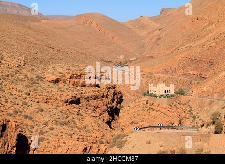 Marokko, Ouarzazate, das Dades-Tal, auch bekannt als Tal der Rosen in der Nähe von Skoura - restaurierte Kasbah mit Blick auf den Dades-Fluss. Stockfoto