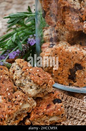 Hausgemachte traditionelle südafrikanische Zwieback auf rustikalem Tisch Stockfoto