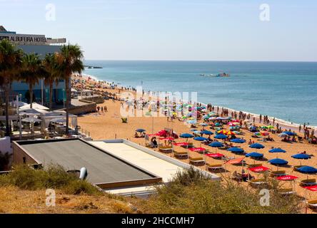 Eine Strandszene mit Blick auf Praia De Albufeira, aufgenommen am 25th. Juli 2019 Stockfoto