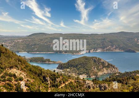 Paleokastritsa schöne Aussicht von oben. Korfu Insel, Griechenland. Stockfoto