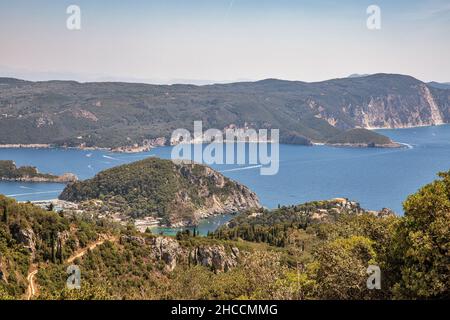 Paleokastritsa schöne Aussicht von oben. Korfu Insel, Griechenland. Stockfoto