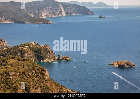 Paleokastritsa schöne Aussicht von oben. Korfu Insel, Griechenland. Stockfoto