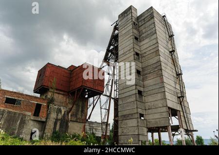 Fabrik. Vertikaler Schacht eines verlassenen Salzbergwerks in der ukraine Stockfoto