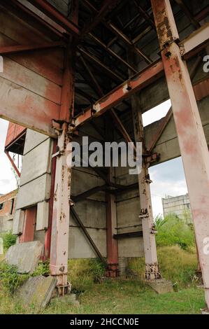 Fabrik. Vertikaler Schacht eines verlassenen Salzbergwerks in der ukraine Stockfoto