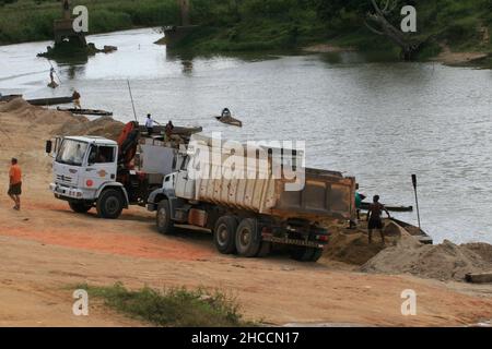 Itamaraju , bahia, brasilien - 3. september 2008: Lastwagen sammeln Sand aus dem Flussbett des Jucurucu in der Stadt Itamaraju. Stockfoto