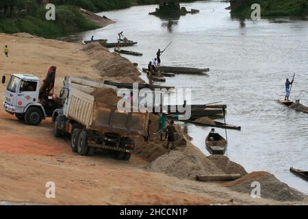 Itamaraju , bahia, brasilien - 3. september 2008: Lastwagen sammeln Sand aus dem Flussbett des Jucurucu in der Stadt Itamaraju. Stockfoto