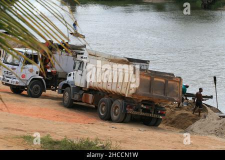 Itamaraju , bahia, brasilien - 3. september 2008: Lastwagen sammeln Sand aus dem Flussbett des Jucurucu in der Stadt Itamaraju. Stockfoto