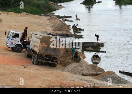 Itamaraju , bahia, brasilien - 3. september 2008: Lastwagen sammeln Sand aus dem Flussbett des Jucurucu in der Stadt Itamaraju. Stockfoto