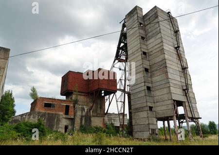 Fabrik. Vertikaler Schacht eines verlassenen Salzbergwerks in der ukraine Stockfoto