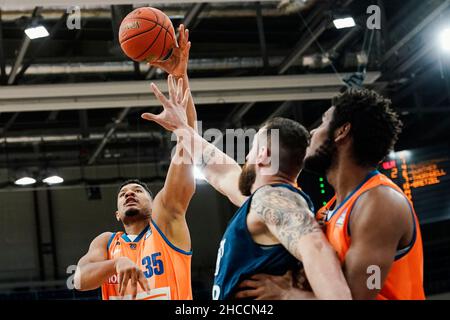 Heidelberg, Deutschland. 27th Dez 2021. Basketball: Bundesliga, MLP Academics Heidelberg - ratiopharm Ulm, Main Round, Matchday 13, SNP Dome. Ulmer Karim Jallow (l) schießt einen Korb. Quelle: Uwe Anspach/dpa/Alamy Live News Stockfoto