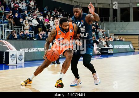 Heidelberg, Deutschland. 27th Dez 2021. Basketball: Bundesliga, MLP Academics Heidelberg - ratiopharm Ulm, Main Round, Matchday 13, SNP Dome. Ulmer Sindarius Thornwell (l.) und Heidelberger Kelvin Martin kämpfen um den Ball. Quelle: Uwe Anspach/dpa/Alamy Live News Stockfoto