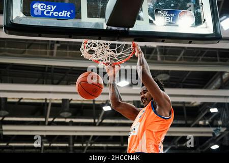 Heidelberg, Deutschland. 27th Dez 2021. Basketball: Bundesliga, MLP Academics Heidelberg - ratiopharm Ulm, Main Round, Matchday 13, SNP Dome. Ulmer Christiano Felicio schießt einen Korb. Quelle: Uwe Anspach/dpa/Alamy Live News Stockfoto