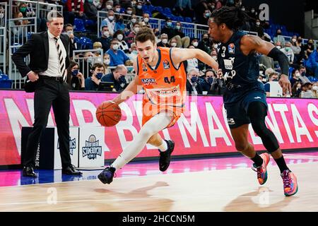 Heidelberg, Deutschland. 27th Dez 2021. Basketball: Bundesliga, MLP Academics Heidelberg - ratiopharm Ulm, Main Round, Matchday 13, SNP Dome. Ulmer Fedor Zugic (l) und Heidelberger Robert Lowery kämpfen um den Ball. Quelle: Uwe Anspach/dpa/Alamy Live News Stockfoto