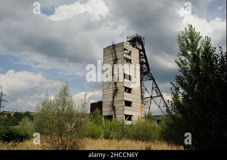 Fabrik. Vertikaler Schacht eines verlassenen Salzbergwerks in der ukraine Stockfoto