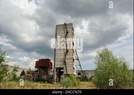 Fabrik. Vertikaler Schacht eines verlassenen Salzbergwerks in der ukraine Stockfoto