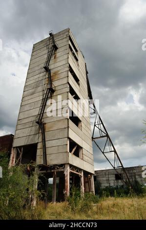 Fabrik. Vertikaler Schacht eines verlassenen Salzbergwerks in der ukraine Stockfoto