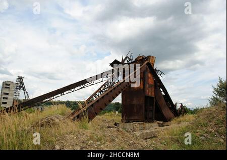 Fabrik. Vertikaler Schacht eines verlassenen Salzbergwerks in der ukraine Stockfoto