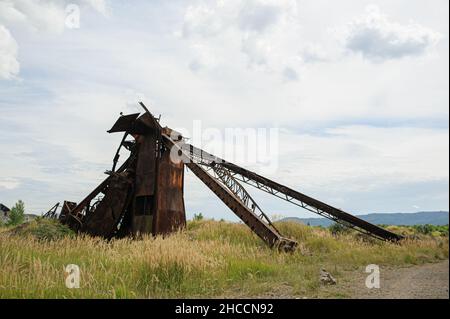 Fabrik. Vertikaler Schacht eines verlassenen Salzbergwerks in der ukraine Stockfoto