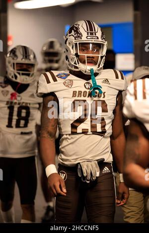 Detroit, Michigan, USA. 27th Dez 2021. WESTERN Michigan Broncos sicherte Delano Ware (26) beim NCAA Quick Lane Bowl-Spiel zwischen dem Nevada Wolf Pack und der Western Michigan Broncos im Ford Field in Detroit, Michigan. JP Waldron/Cal Sport Media/Alamy Live News Stockfoto