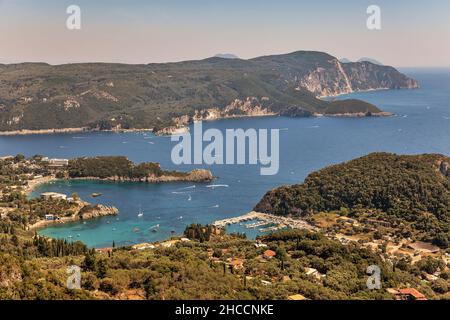 Paleokastritsa schöne Aussicht von oben. Korfu Insel, Griechenland. Stockfoto