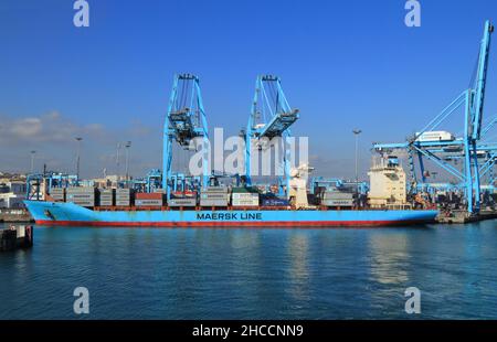 ALGECIRAS, CÁDIZ, ANDALUSIEN, SPANIEN: Das Containerschiff wird im Mittelmeer-Hafen von Algeciras, dem 6th verkehrsreichsten Containerhafen in Europa, verladen. Stockfoto