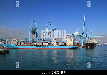 ALGECIRAS, CÁDIZ, ANDALUSIEN, SPANIEN: Das Containerschiff wird im Mittelmeer-Hafen von Algeciras, dem 6th verkehrsreichsten Containerhafen in Europa, verladen. Stockfoto