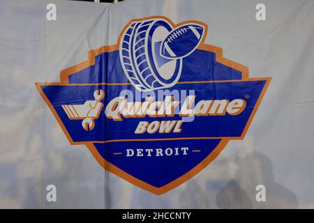 Detroit, Michigan, USA. 27th Dez 2021. Quick Lane Bowl Logo beim NCAA Quick Lane Bowl Spiel zwischen dem Nevada Wolf Pack und den Western Michigan Broncos im Ford Field in Detroit, Michigan. JP Waldron/Cal Sport Media/Alamy Live News Stockfoto