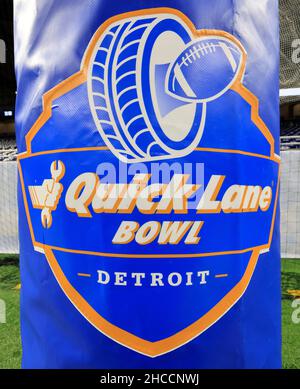 Detroit, Michigan, USA. 27th Dez 2021. Quick Lane Bowl-Logo beim NCAA Quick Lane Bowl-Spiel zwischen dem Nevada Wolf Pack und den Western Michigan Broncos im Ford Field in Detroit, Michigan. JP Waldron/Cal Sport Media/Alamy Live News Stockfoto