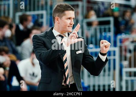 Heidelberg, Deutschland. 27th Dez 2021. Basketball: Bundesliga, MLP Academics Heidelberg - ratiopharm Ulm, Main Round, Matchday 13, SNP Dome. Ulms Cheftrainer Jaka Lakovic zeigt sich. Quelle: Uwe Anspach/dpa/Alamy Live News Stockfoto