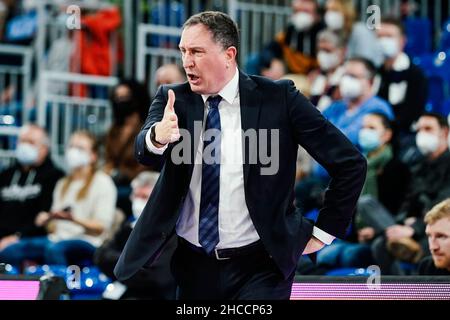 Heidelberg, Deutschland. 27th Dez 2021. Basketball: Bundesliga, MLP Academics Heidelberg - ratiopharm Ulm, Main Round, Matchday 13, SNP Dome. Heidelberger Coach Branislav Ignjatovic Gesten. Quelle: Uwe Anspach/dpa/Alamy Live News Stockfoto