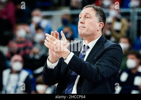 Heidelberg, Deutschland. 27th Dez 2021. Basketball: Bundesliga, MLP Academics Heidelberg - ratiopharm Ulm, Main Round, Matchday 13, SNP Dome. Heidelberger Trainer Branislav Ignjatovic applaudiert. Quelle: Uwe Anspach/dpa/Alamy Live News Stockfoto