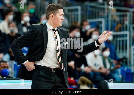 Heidelberg, Deutschland. 27th Dez 2021. Basketball: Bundesliga, MLP Academics Heidelberg - ratiopharm Ulm, Main Round, Matchday 13, SNP Dome. Ulms Cheftrainer Jaka Lakovic zeigt sich. Quelle: Uwe Anspach/dpa/Alamy Live News Stockfoto