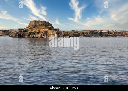 Berühmtes touristisches Wahrzeichen Alte venezianische Festung mit Mauern zum Meer, Kap Cavosidero und Meeresbastion im Vordergrund. Kerkyra, Korfu, Greec Stockfoto