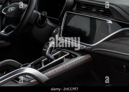Modernes Armaturenbrett. Bildschirm-Multimedia-System. Multimedia-Touchscreen-System des modernen Autos. Stockfoto