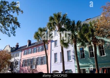 Häuser entlang der berühmten Rainbow Row im historischen Charleston, South Carolina, einem beliebten Ziel für langsame Reisen. Stockfoto