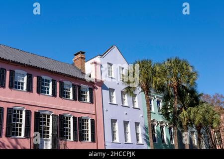 Häuser entlang der berühmten Rainbow Row im historischen Charleston, South Carolina, einem beliebten Ziel für langsame Reisen. Stockfoto