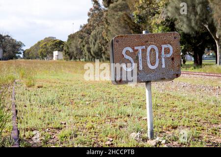 Rostiges Stoppschild an der stillgelegten Eisenbahn, Tantanoola, South Australia Stockfoto