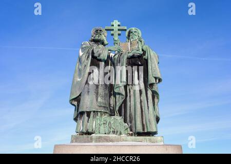 Statue des heiligen Kyrill und Methodius, Radhost, Tschechische republik, Tschechien - Denkmal der christlichen Missionare, die das christentum brachten. Figuren halten Buch Stockfoto