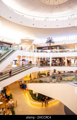 Valencia, Spanien; 6th. juli 2021: El Saler Shopping Center Gallery. Aufgrund der hohen Temperaturen draußen haben die Menschen in den Einkaufszentren Zuflucht gesucht. Stockfoto