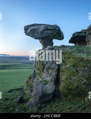 Die Bunnet Stane, oder Bonnet Stone, am Fuße der Lomond Hills in Kinross-Shire, Schottland, Großbritannien. Stockfoto