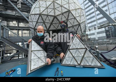 Am 27. Dezember 2021 installieren Arbeiter Waterford Crystal Triangles auf dem New Year's Eve Ball am Times Square in New York. Stockfoto