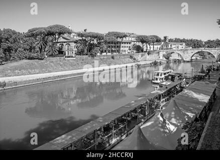 Rom - Isola Tiberiana - Tiberische Insel mit der Brücke Ponte Cestio. Stockfoto