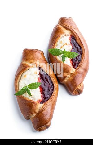 Frisch gebackenes Brötchen mit Quark und Erdbeermarmelade isoliert auf Weiß Stockfoto
