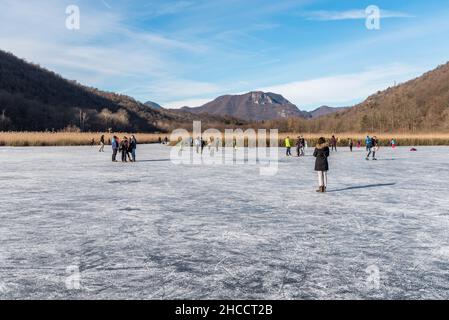 Valganna, Lombardei, Itay - Januari 19,2020: Skater im Torfmoor Ganna in der Wintersaison. Regionalpark Campo Dei Fiori in der Provinz Varese. Stockfoto